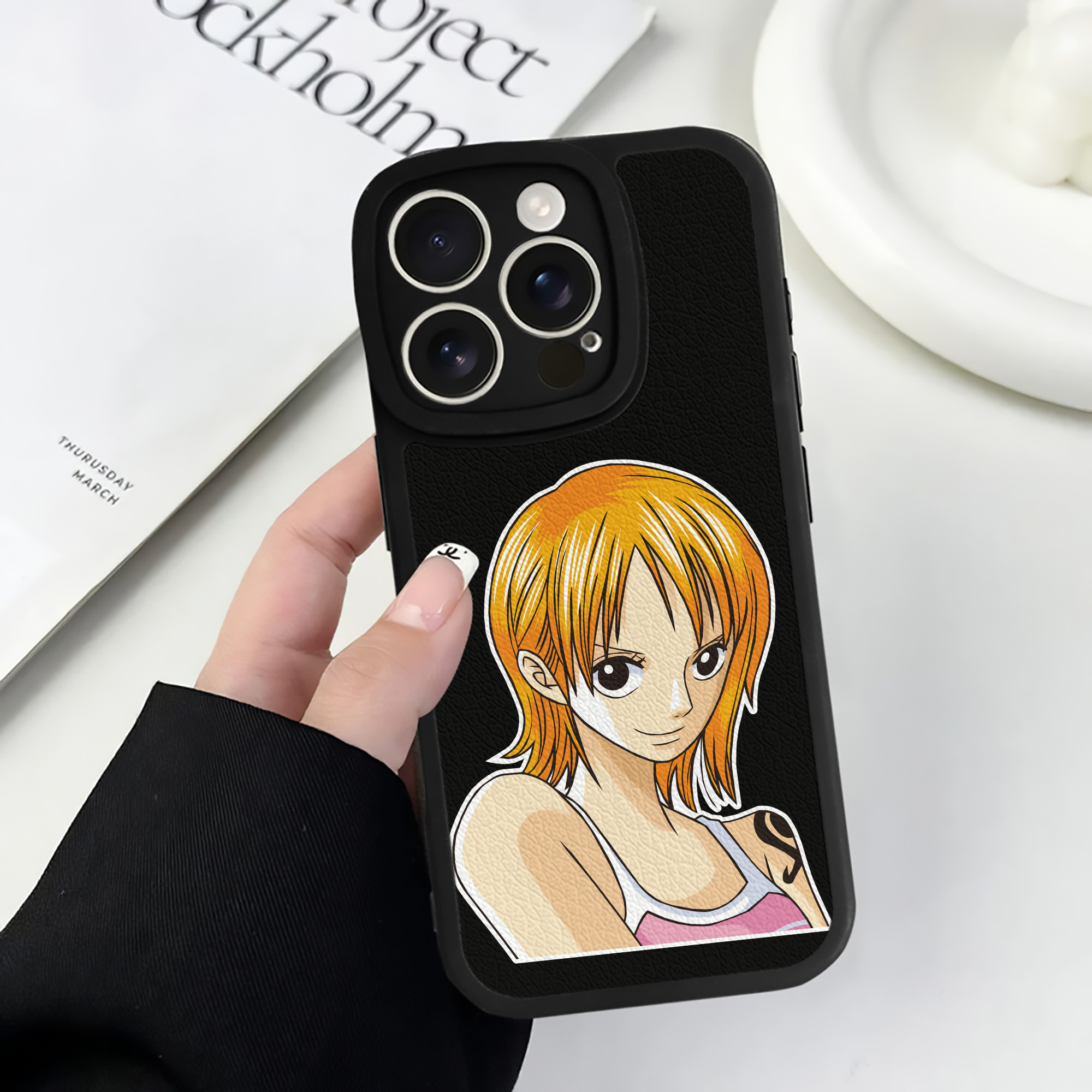 （画像用） ワンピース ナミ ONE PIECE Nami 【iPhone 16シリーズ対応】シリコンスマホケース（レザー調） 材質：シリコン